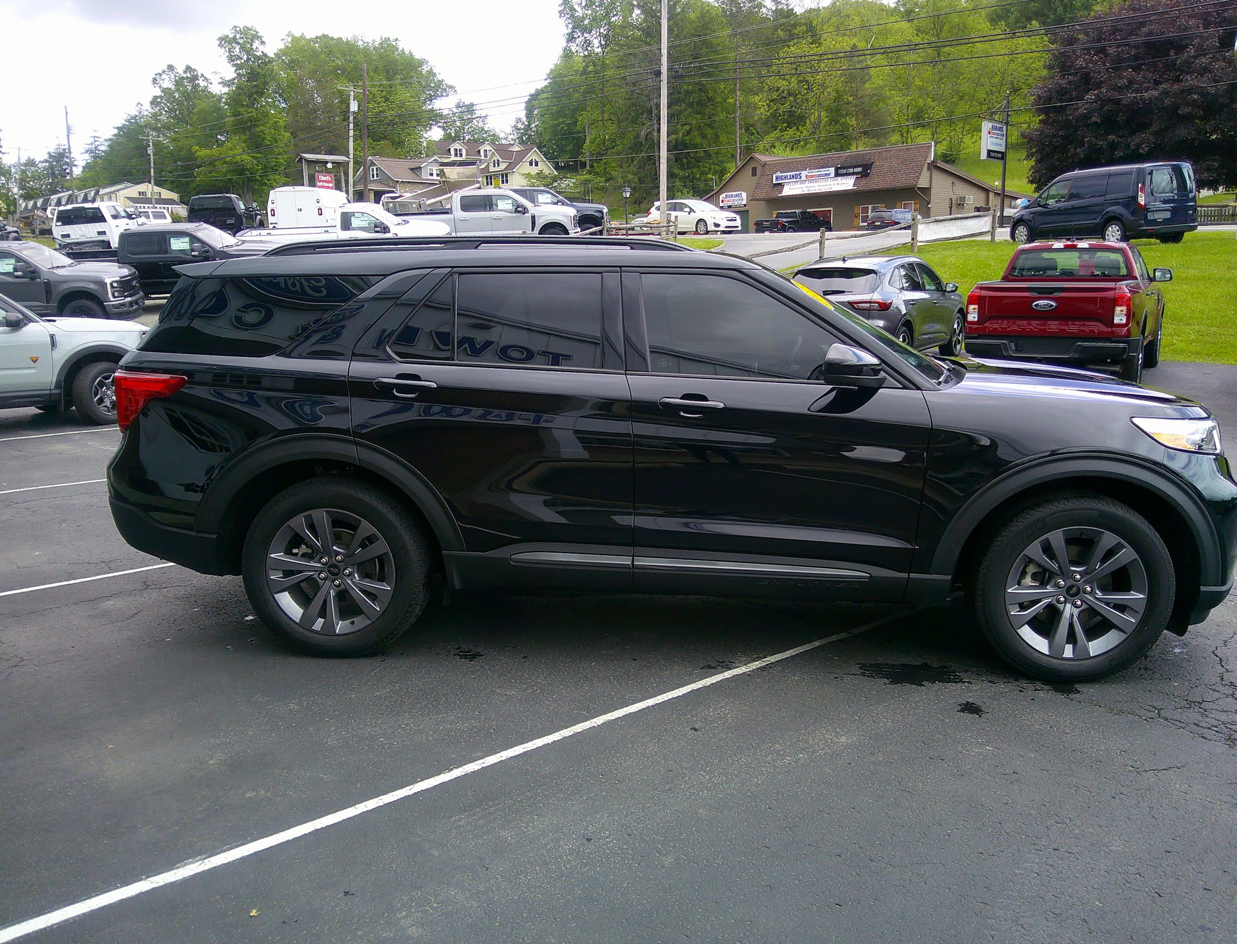 Used 2022 Ford Explorer XLT w/ Equipment Group 202A AWD/4WD image 5