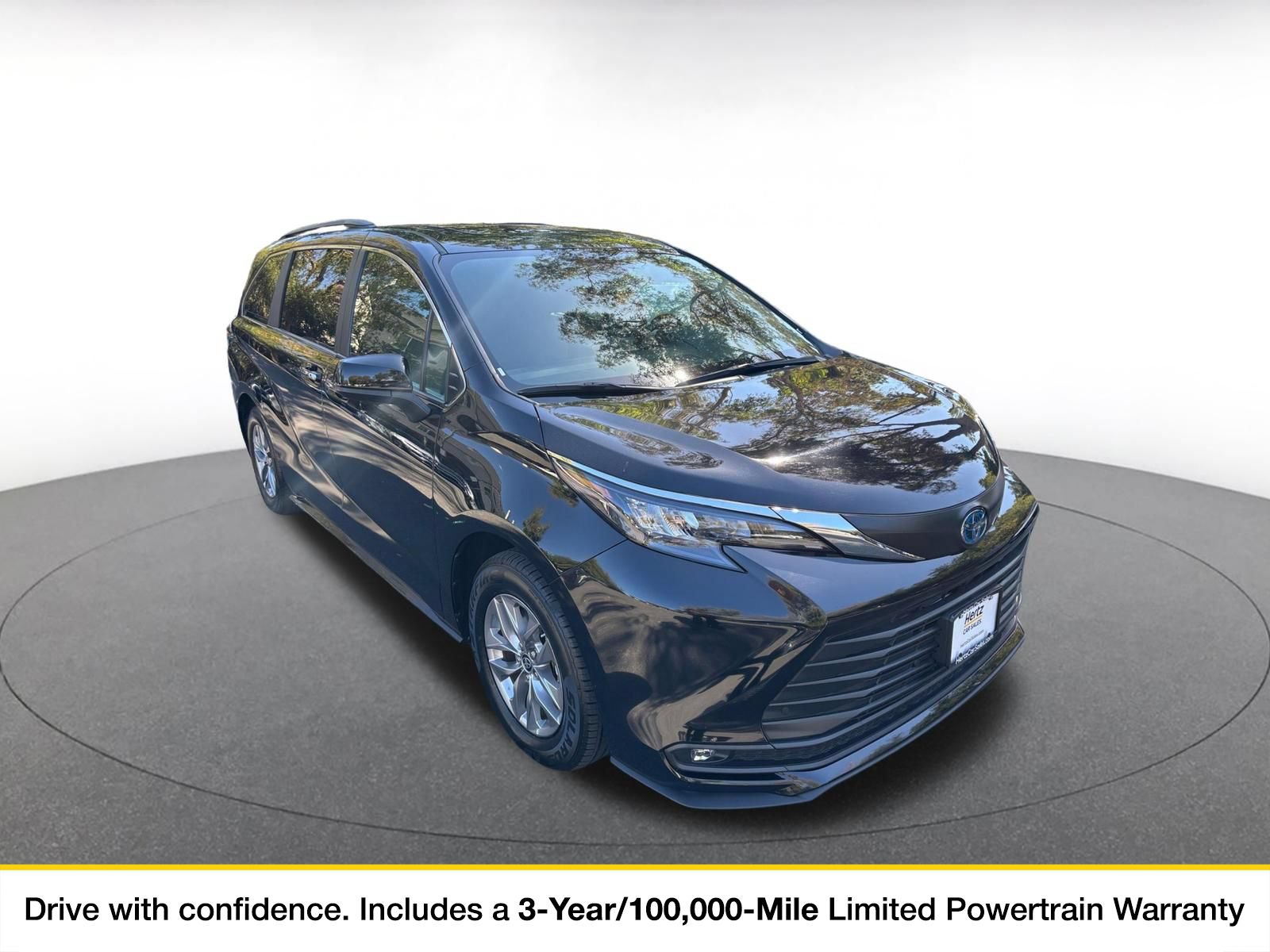 Used 2025 Toyota Sienna XLE FWD image 1