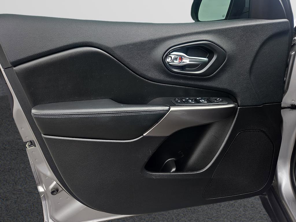 Used 2019 Jeep Cherokee Latitude Plus FWD image 10