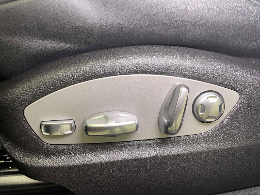 Certified 2025 Porsche Macan AWD/4WD image 17