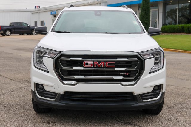 Used 2023 GMC Terrain AT4 image 2