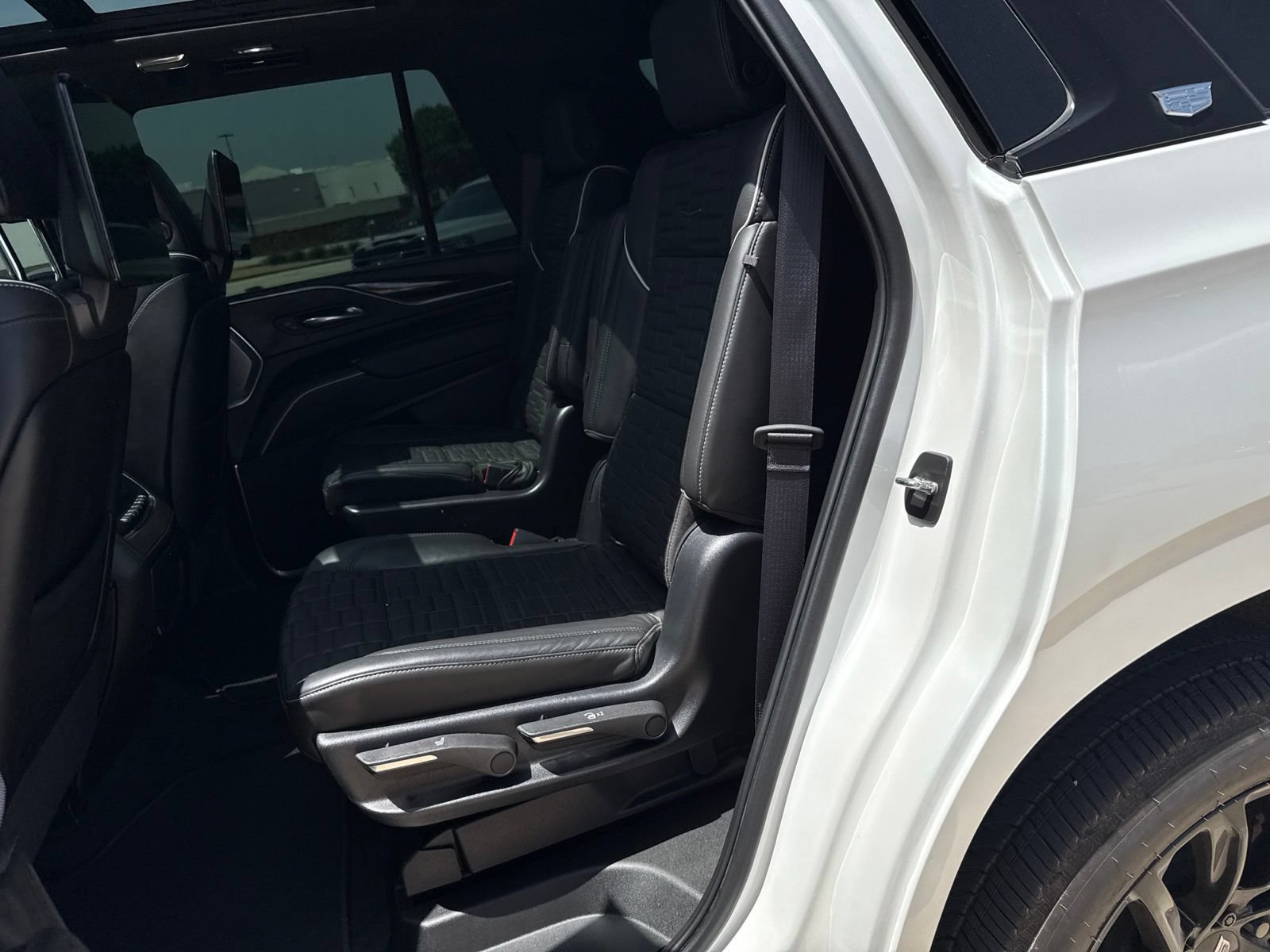 Used 2022 Cadillac Escalade Sport Platinum w/ LPO, ONYX Package AWD/4WD image 12