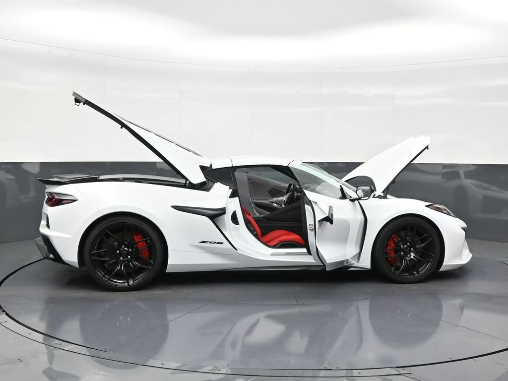 Used 2025 Chevrolet Corvette Z06 RWD image 30