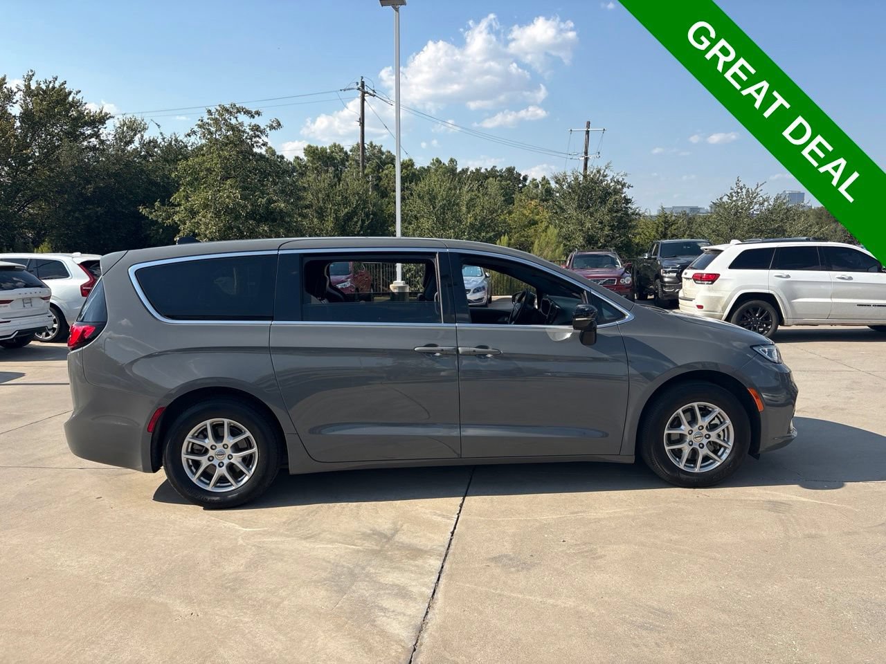 Used 2025 Chrysler Pacifica Select FWD image 4