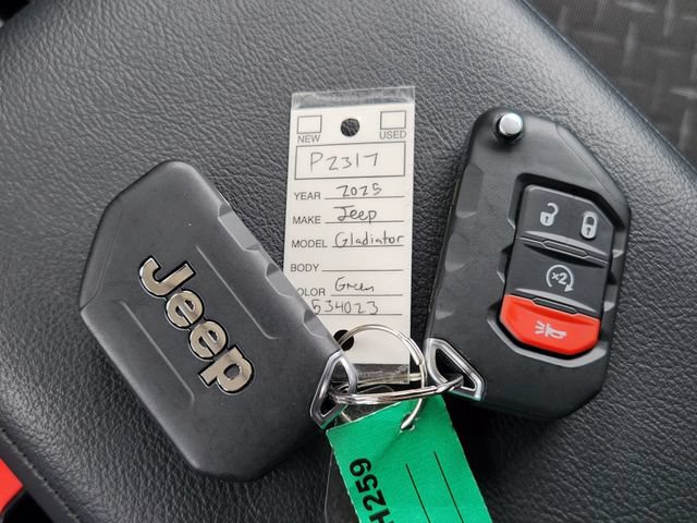 Certified 2025 Jeep Gladiator Mojave w/ Convenience Group AWD/4WD image 34