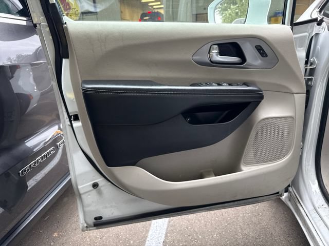 Used 2021 Chrysler Pacifica Touring-L FWD image 16