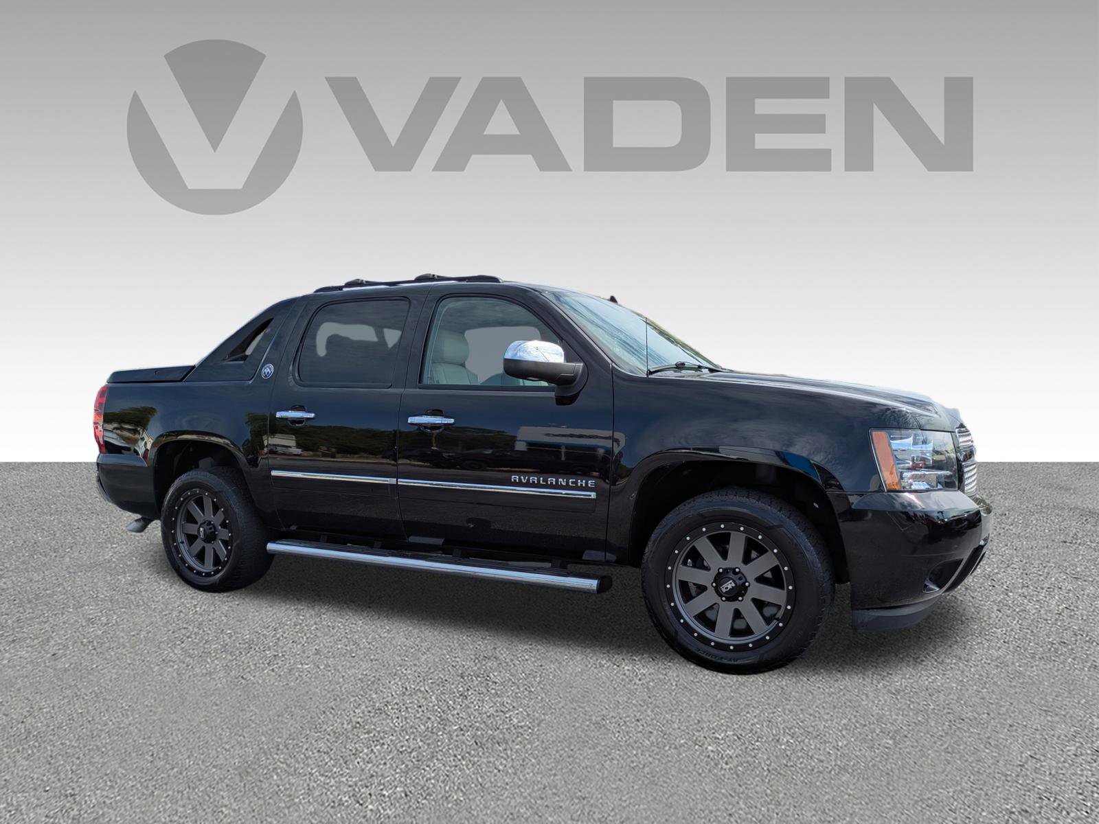 Used 2013 Chevrolet Avalanche LTZ image 3