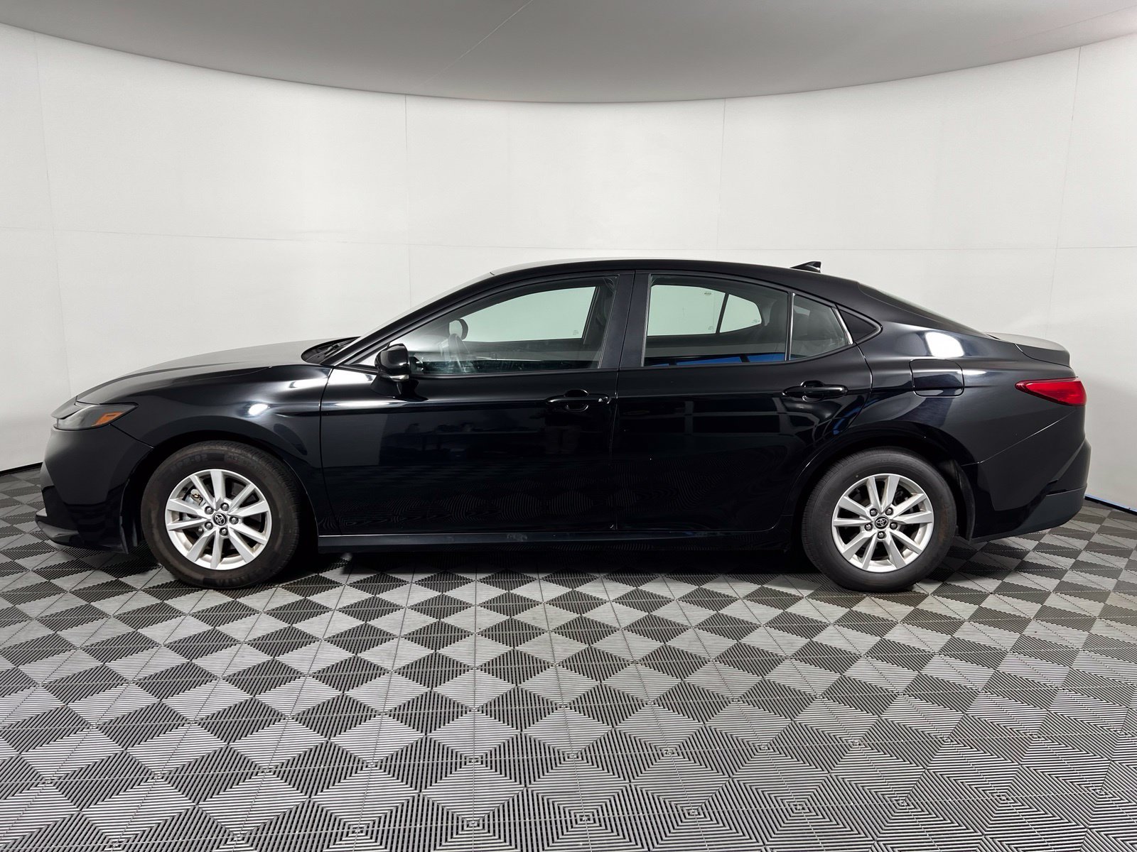 Used 2025 Toyota Camry LE FWD image 8