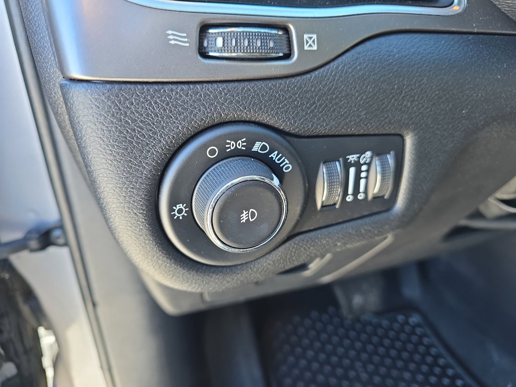 Used 2020 Jeep Cherokee Latitude Plus w/ Cold Weather Group image 13