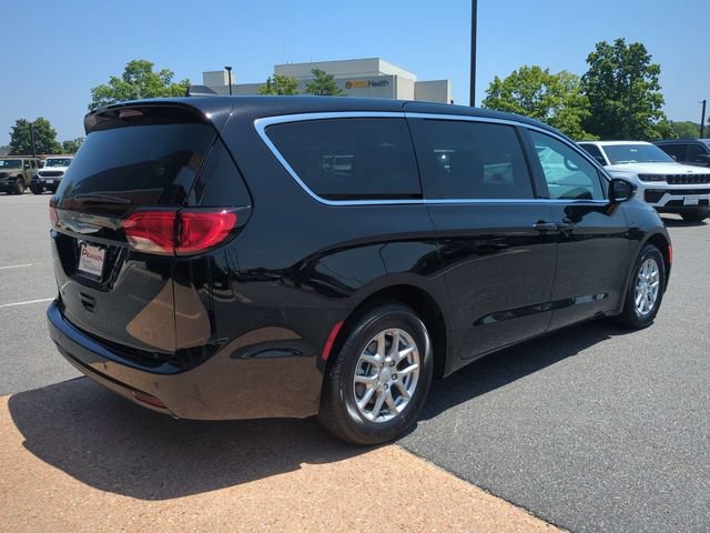 New 2027 Chrysler Pacifica LX FWD image 4