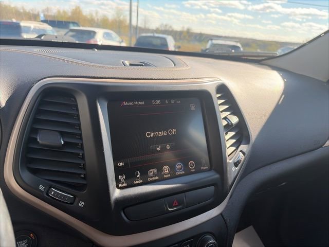 Used 2017 Jeep Cherokee Limited image 14