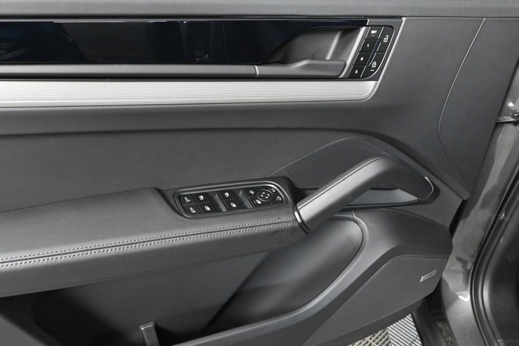Certified 2025 Porsche Cayenne Coupe image 6