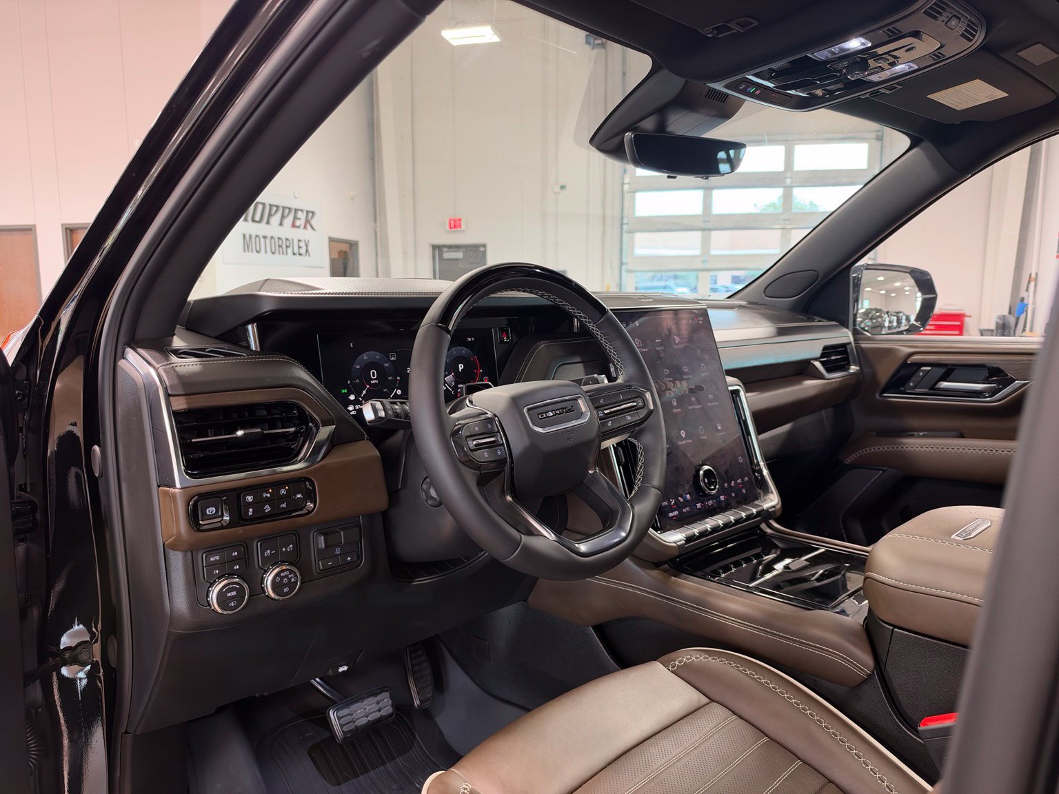 Used 2026 GMC Yukon XL Denali Ultimate w/ LPO, Illumination Package AWD/4WD image 17
