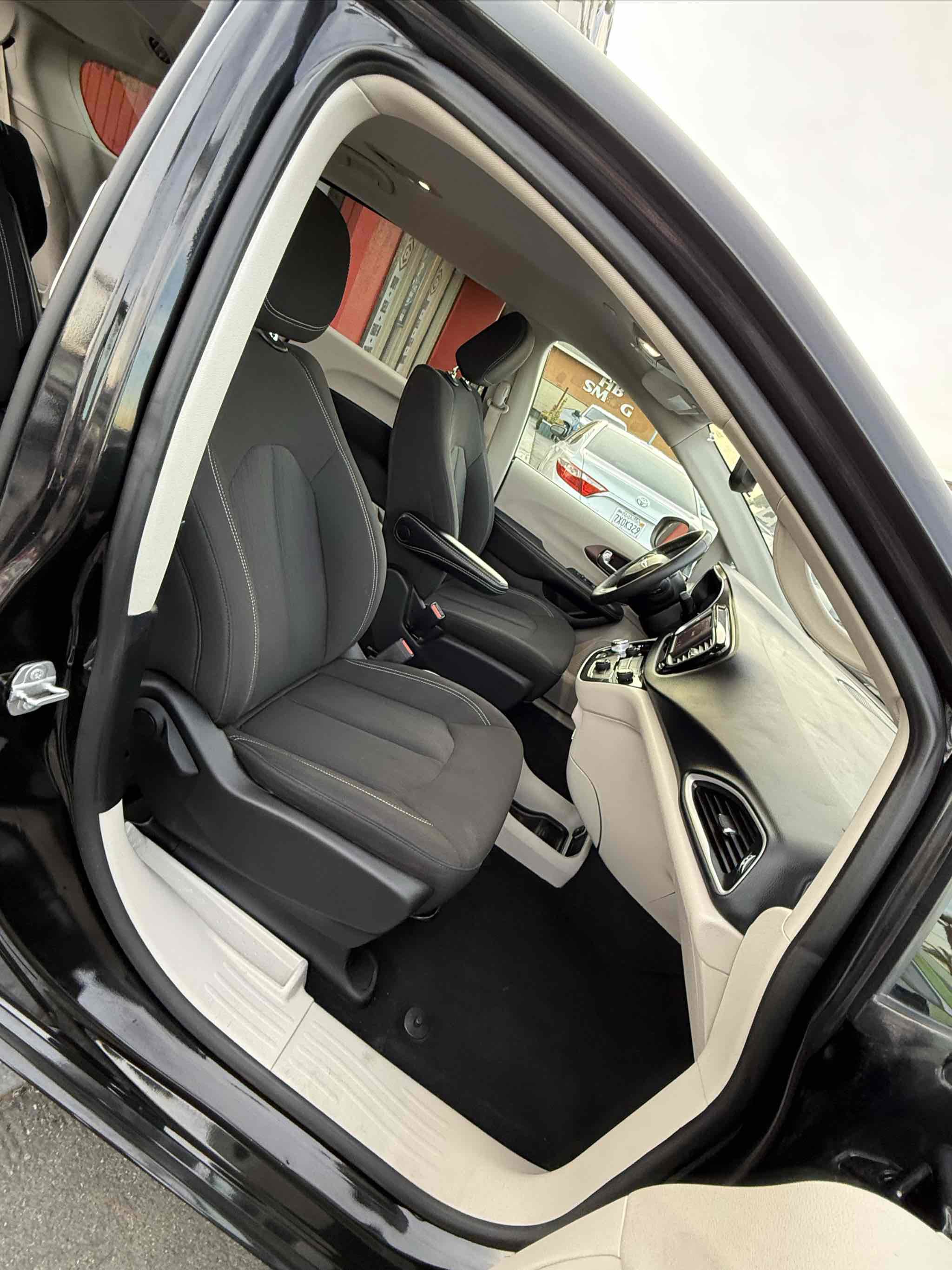 Used 2023 Chrysler Voyager LX image 16