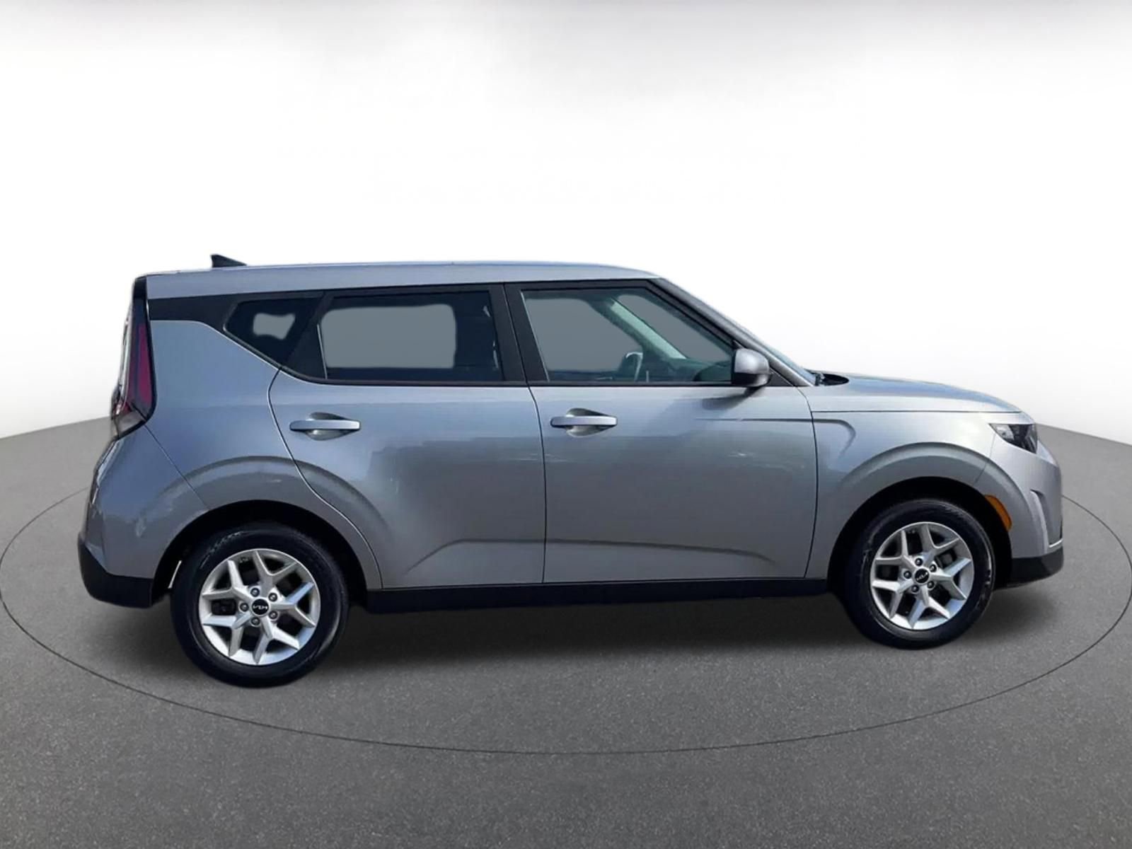 Used 2025 Kia Soul LX w/ LX Technology Package FWD image 16