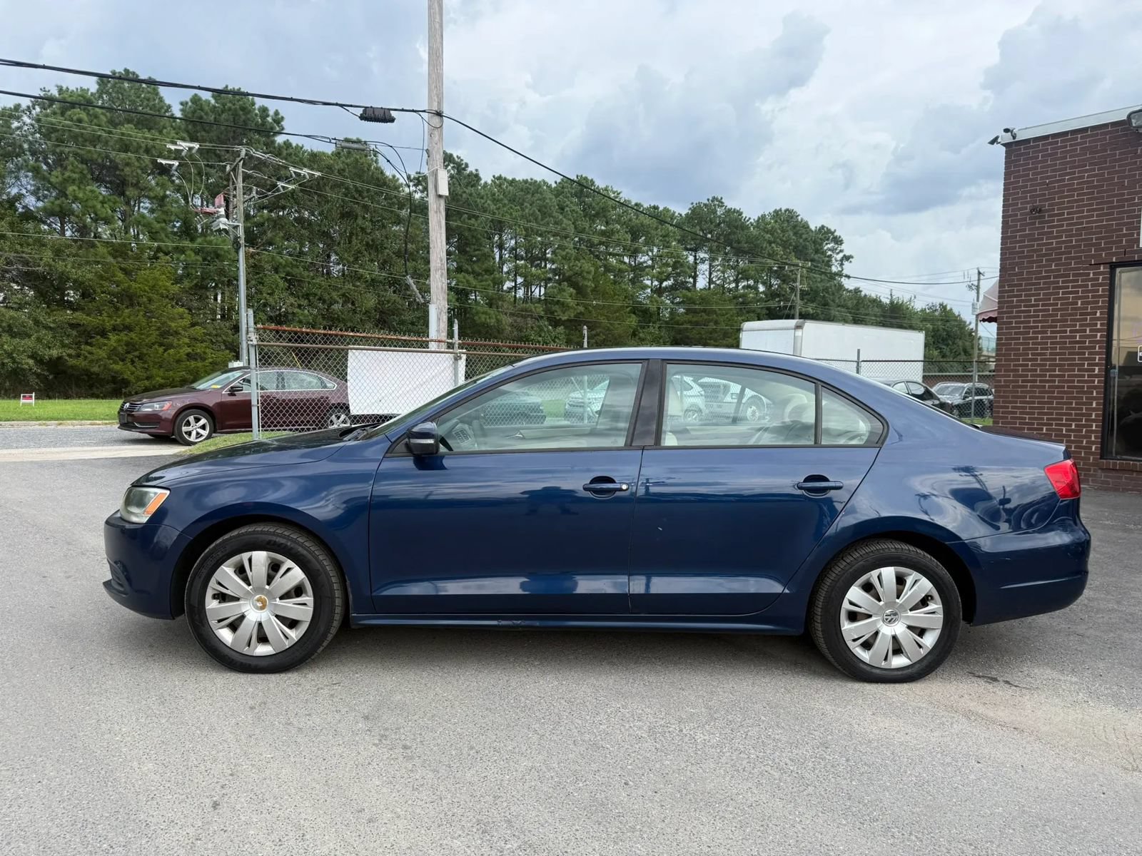 Used 2011 Volkswagen Jetta SE FWD image 2