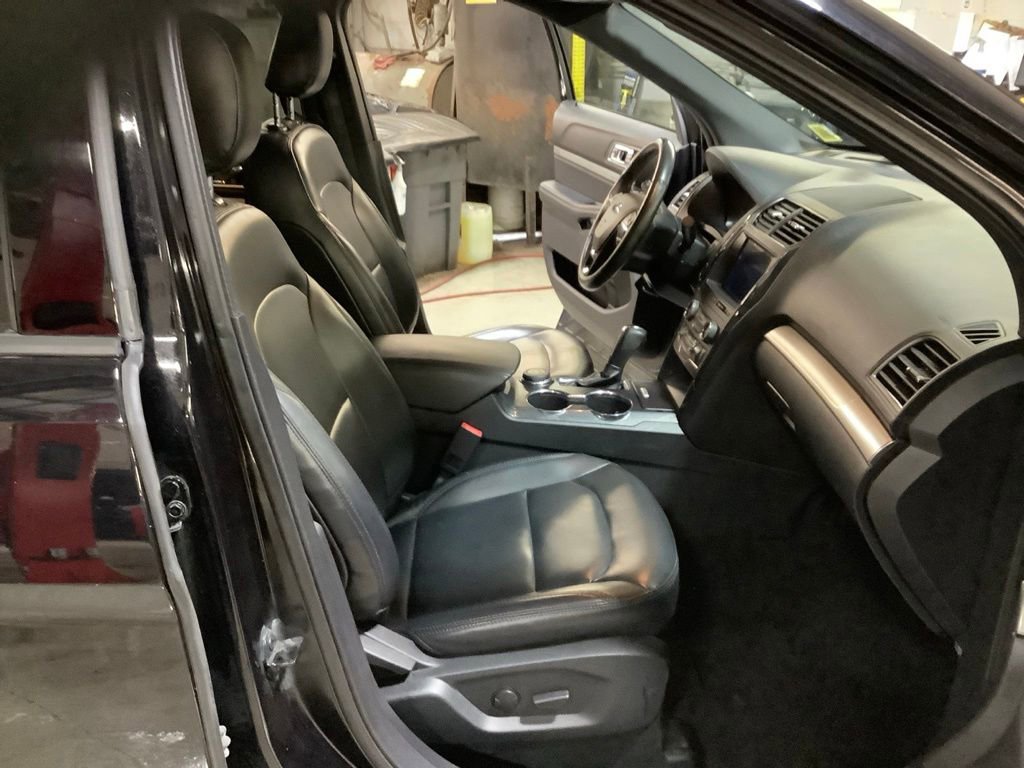 Used 2019 Ford Explorer XLT w/ Equipment Group 202A AWD/4WD image 17