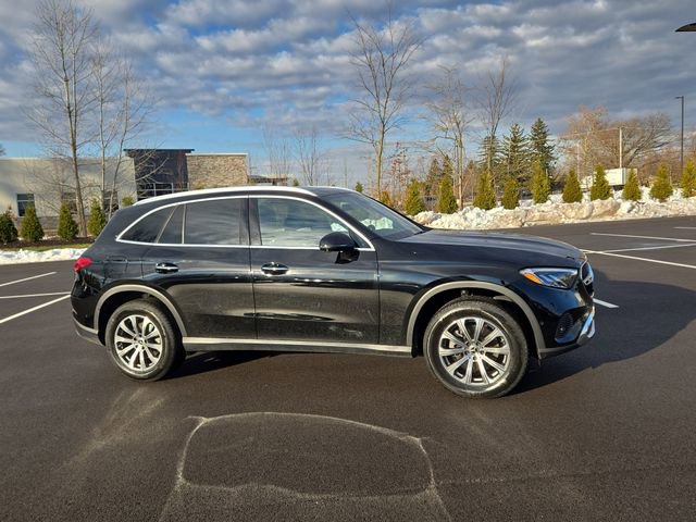 Used 2023 Mercedes-Benz GLC 300 4MATIC image 2
