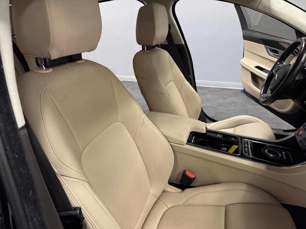 Used 2020 Jaguar XF Premium image 58