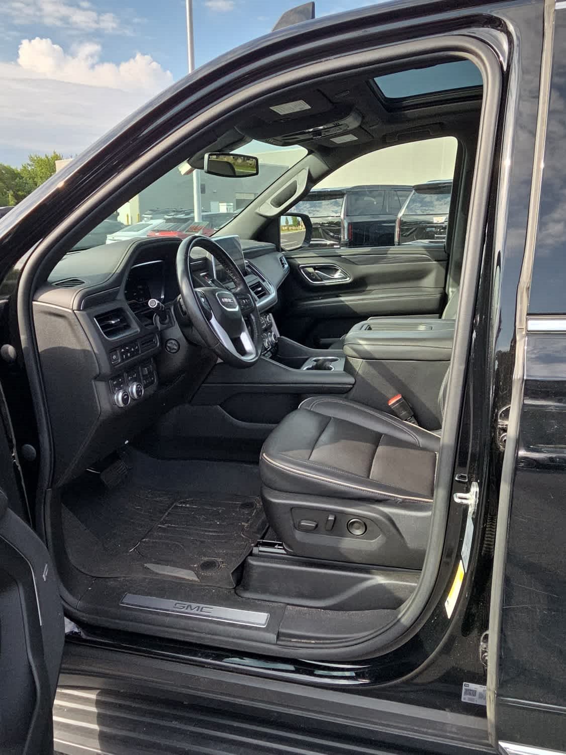 Used 2022 GMC Yukon XL SLT w/ SLT Premium Package AWD/4WD image 5