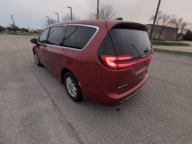 Used 2025 Chrysler Pacifica Select image 7