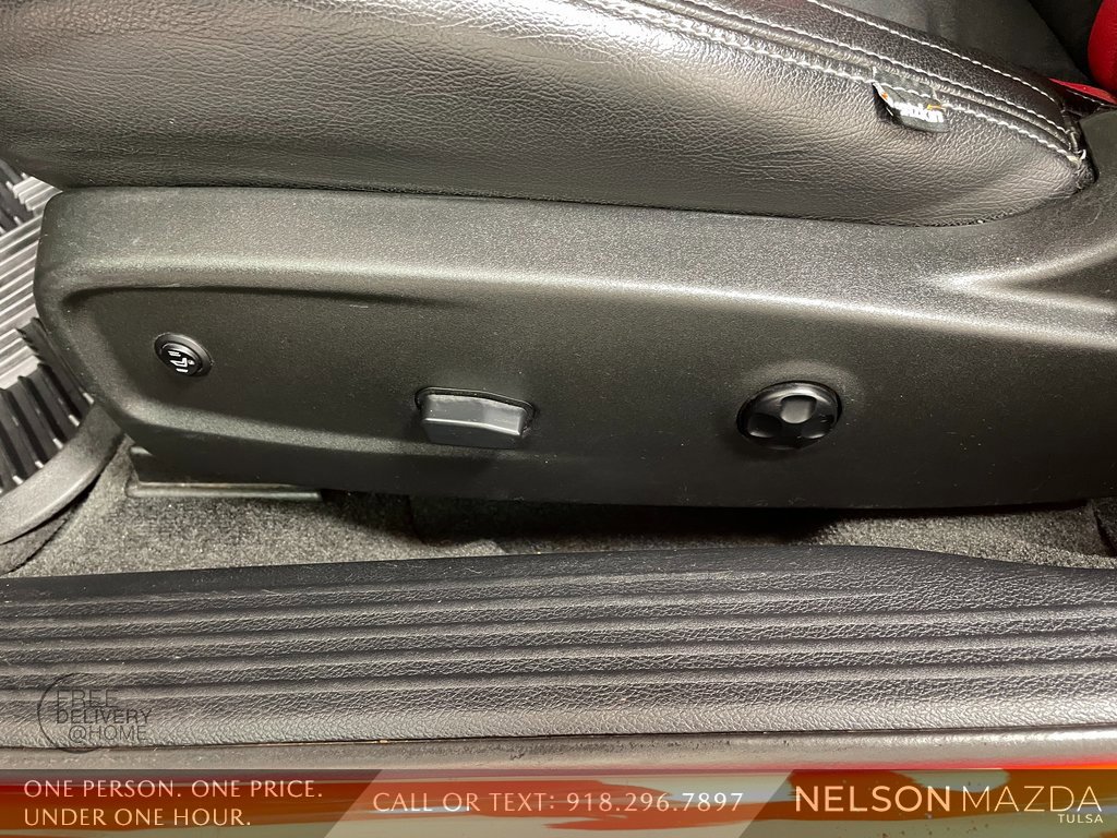 Used 2015 Dodge Challenger SXT image 17