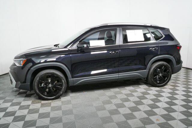 Used 2025 Volkswagen Taos SE w/ Panoramic Sunroof Package FWD image 29