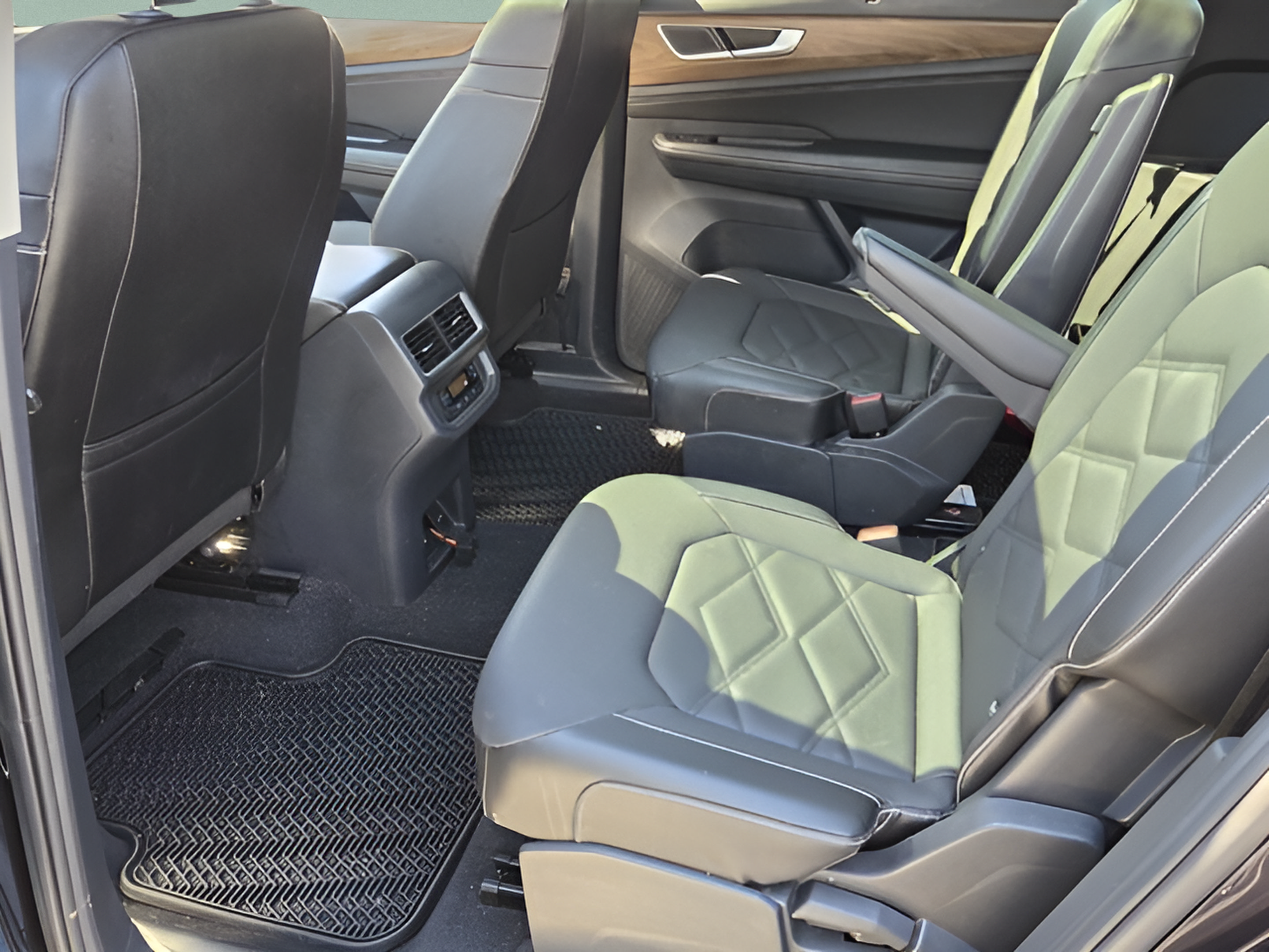 Used 2024 Volkswagen Atlas SE FWD image 9