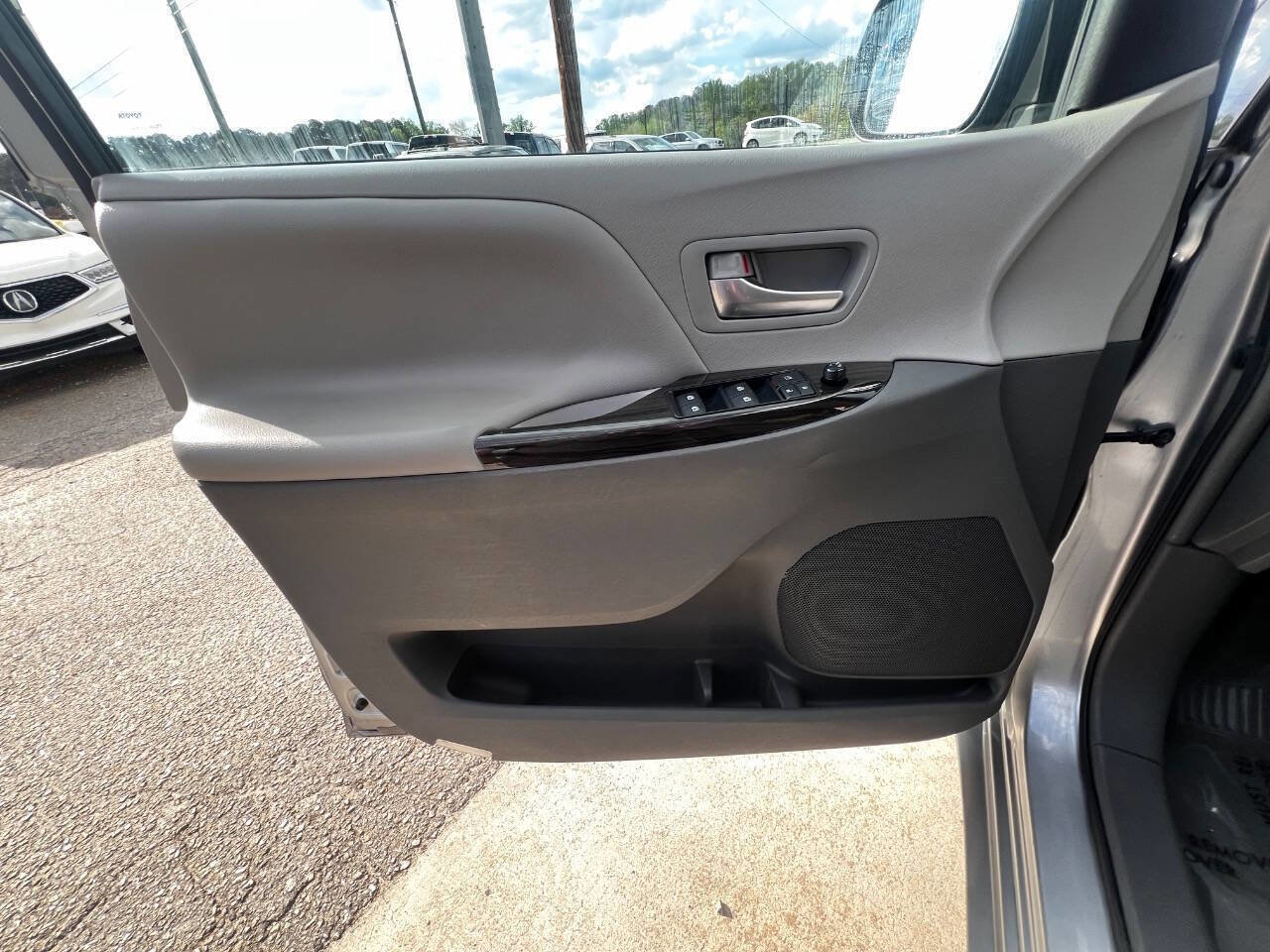Used 2017 Toyota Sienna XLE Premium FWD image 19
