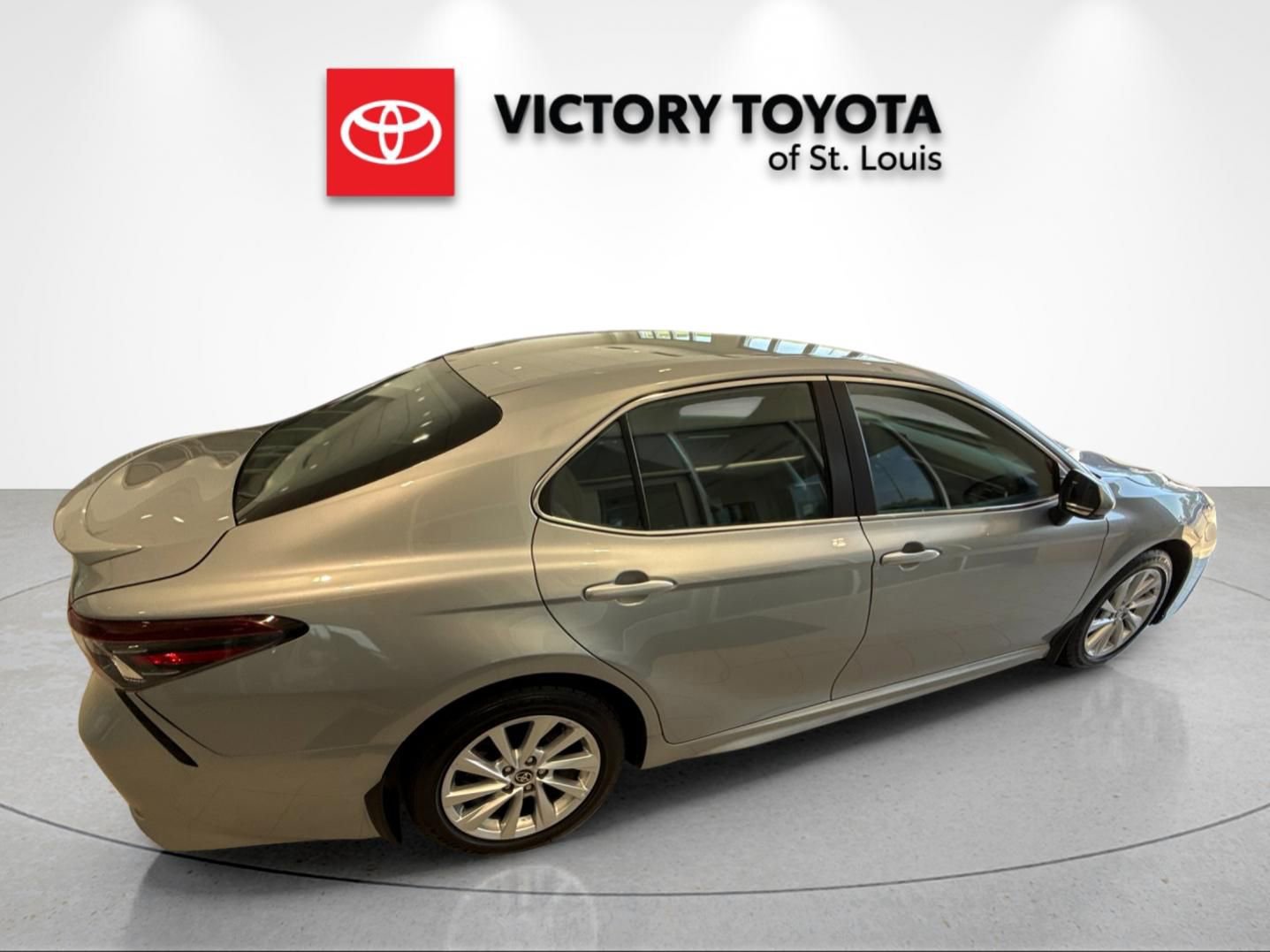 Used 2023 Toyota Camry SE FWD image 2