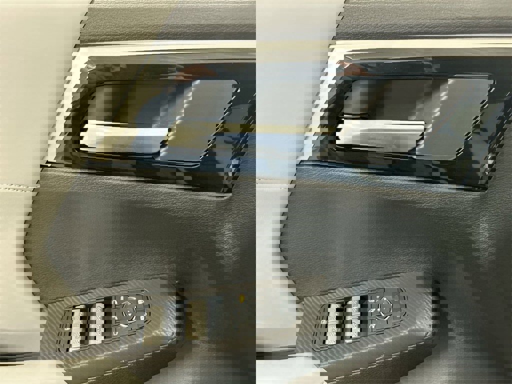 New 2025 Mitsubishi Outlander SE image 13