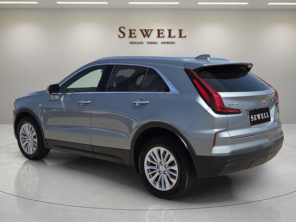 Used 2024 Cadillac XT4 Luxury w/ Cold Weather Package FWD image 3