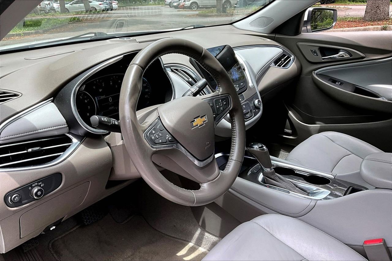 Used 2018 Chevrolet Malibu LT w/ Leather Package FWD image 14