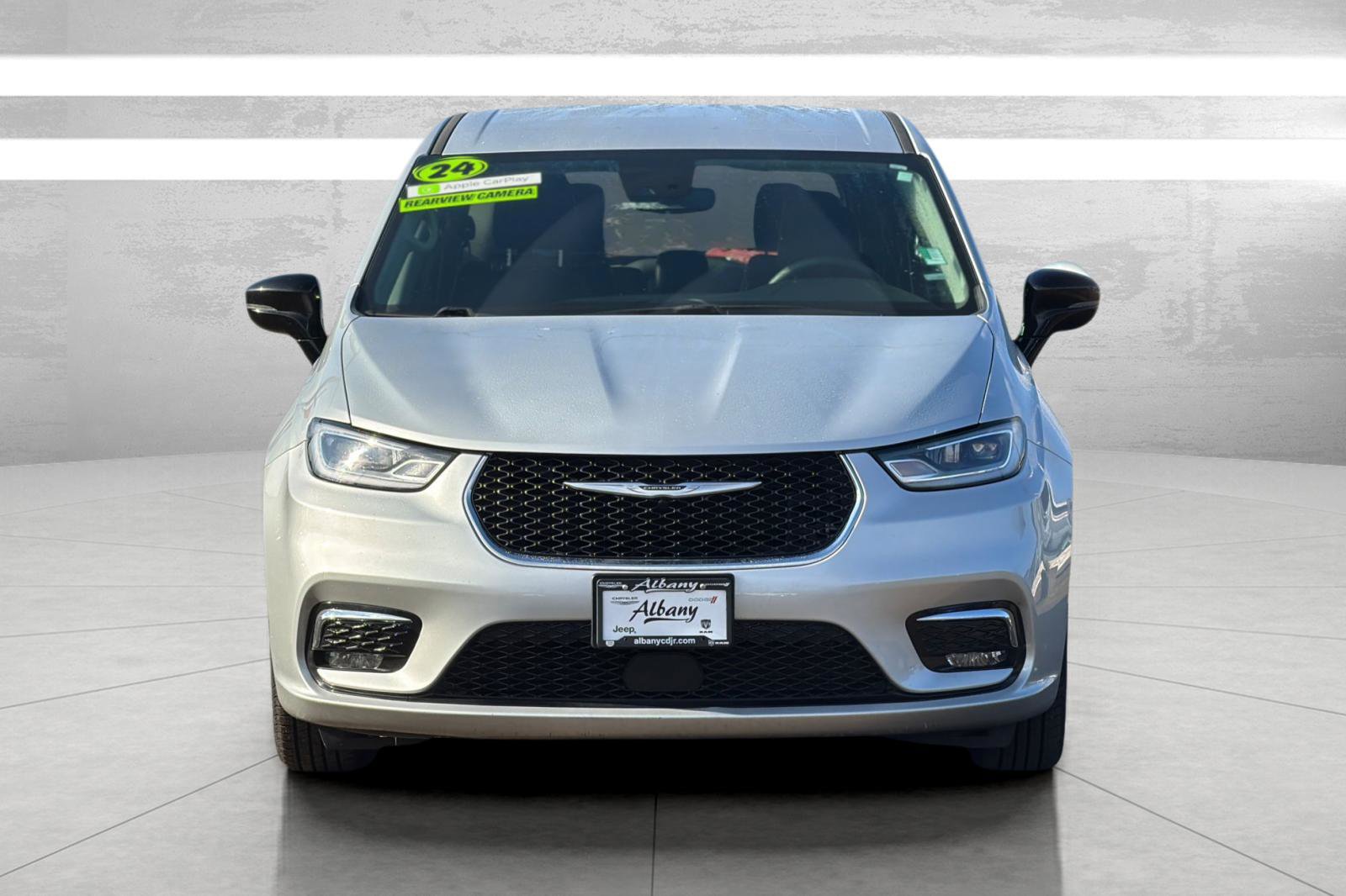 Used 2024 Chrysler Pacifica Touring-L image 3