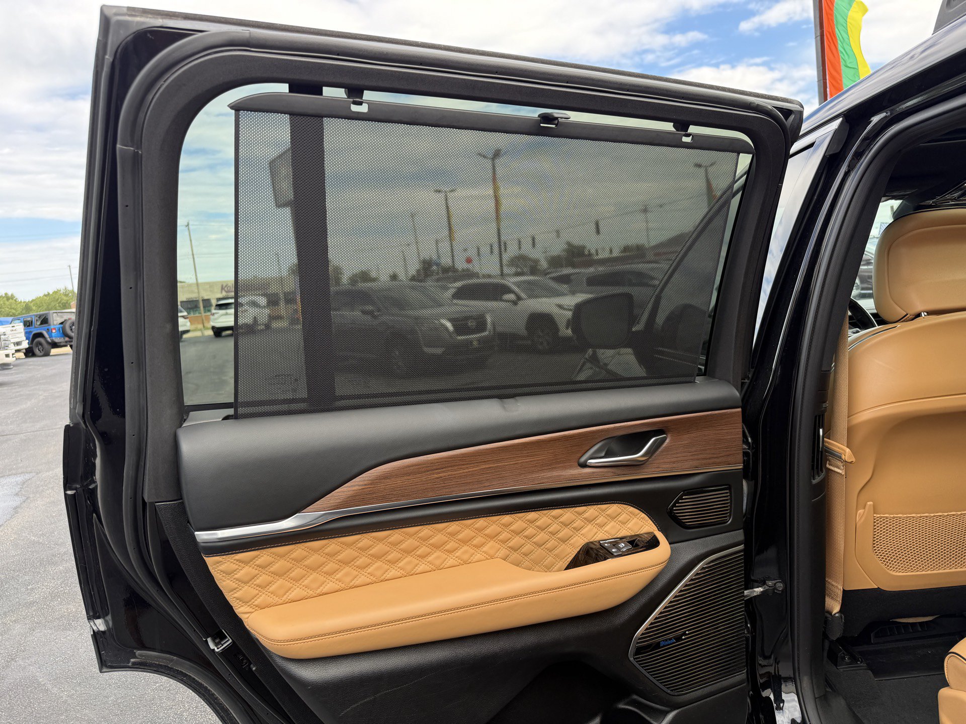 Used 2021 Jeep Grand Cherokee L Summit w/ Luxury Tech Group V AWD/4WD image 38