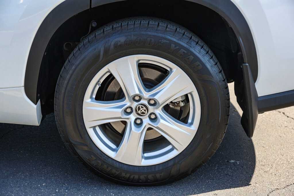 Used 2023 Toyota Highlander LE AWD/4WD image 28