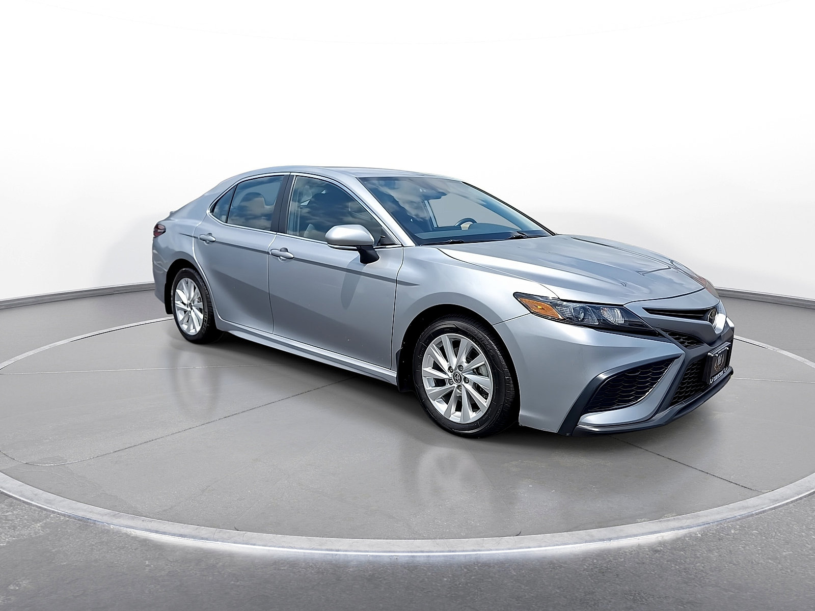 Used 2024 Toyota Camry SE FWD image 2