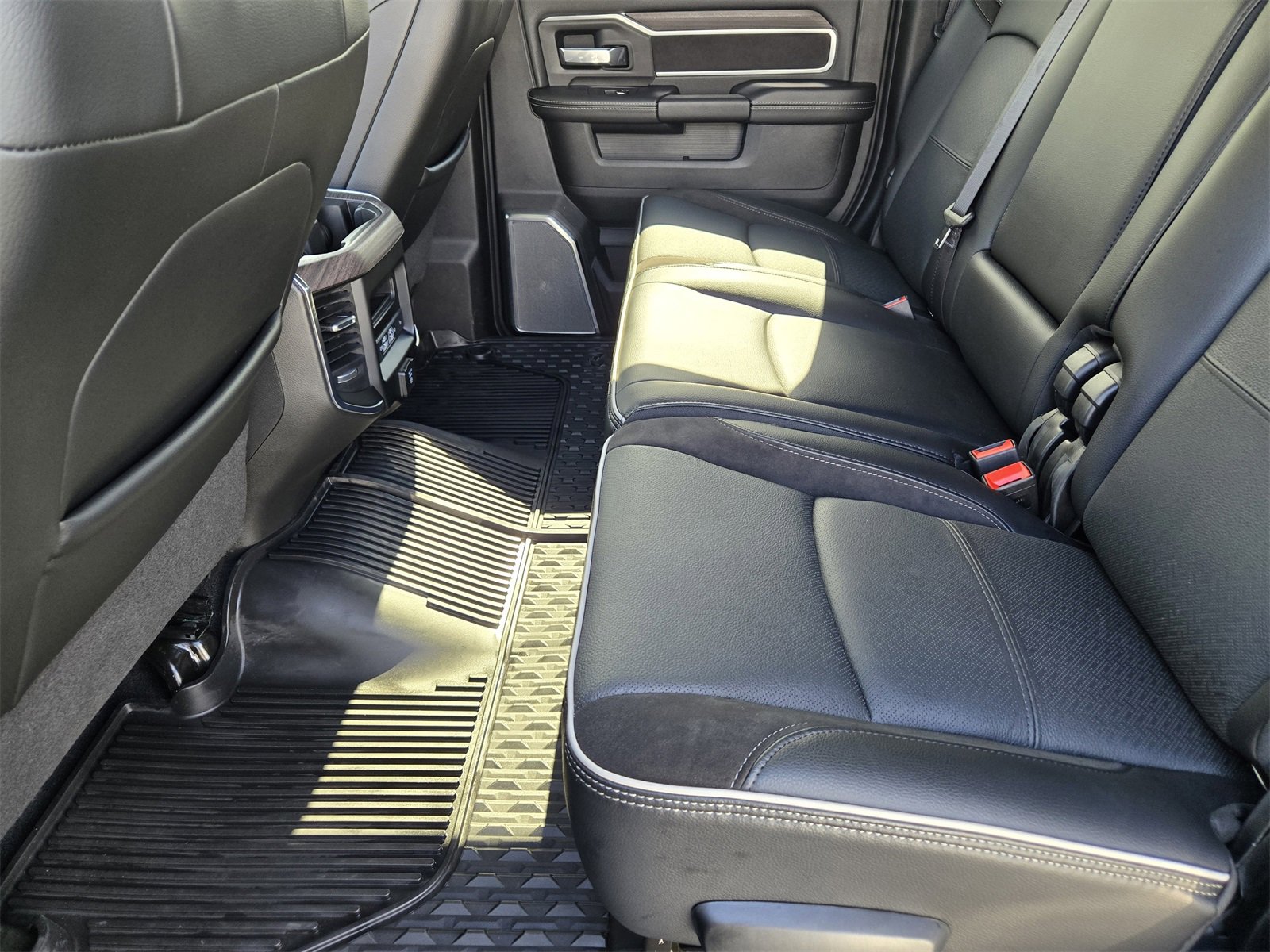 Used 2025 RAM 3500 Laramie image 29