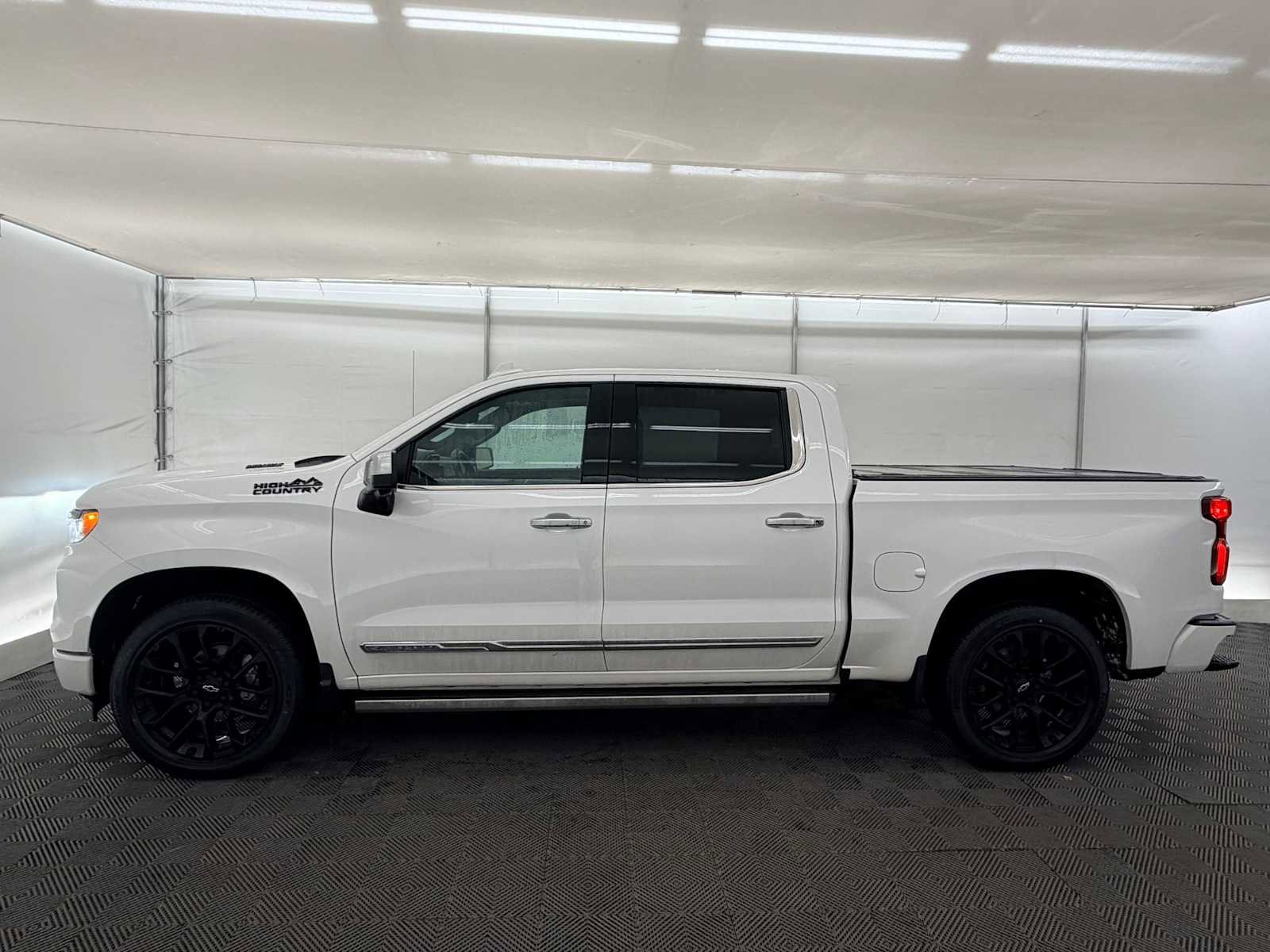 Used 2024 Chevrolet Silverado 1500 High Country AWD/4WD image 3