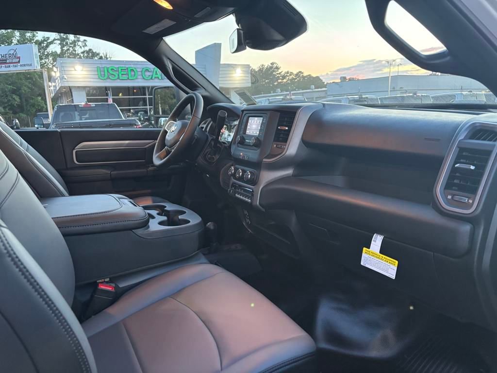 New 2024 RAM 5500 4x4 Regular Cab image 19