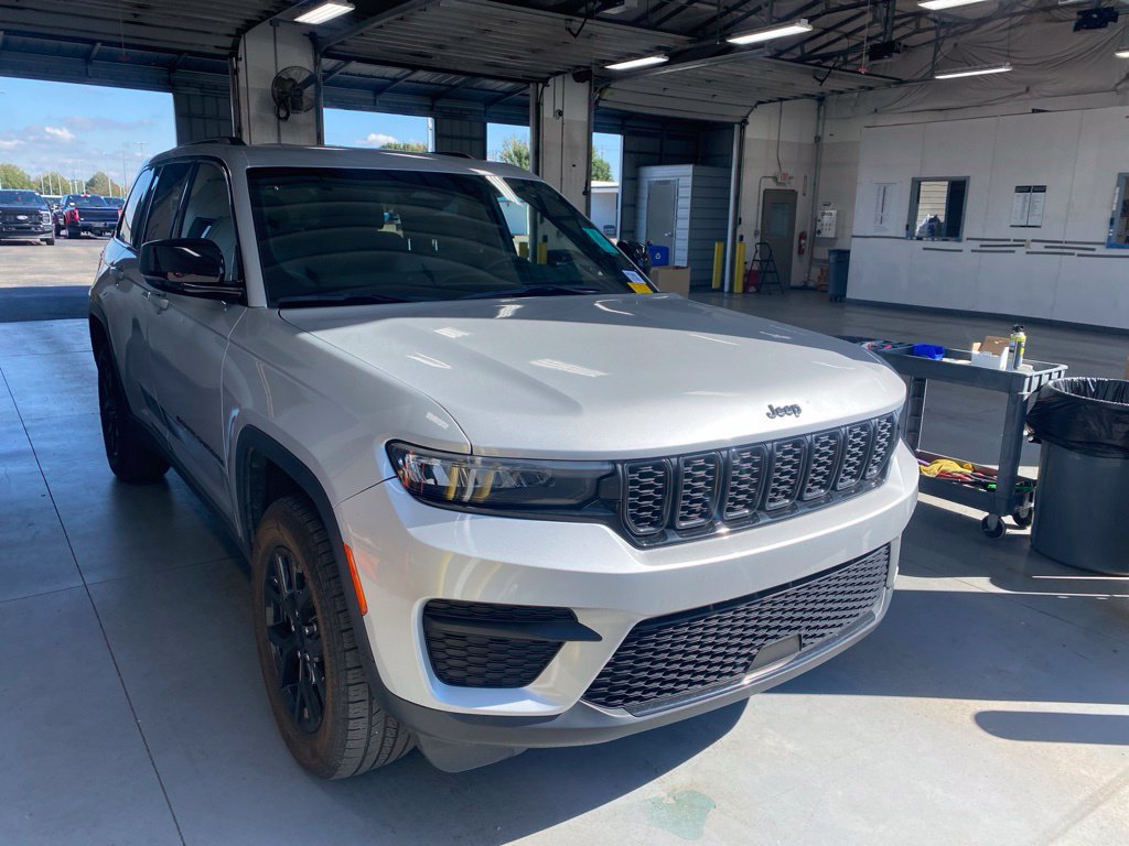 Used 2024 Jeep Grand Cherokee Altitude