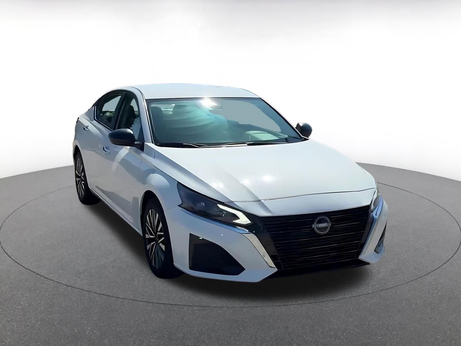 Used 2025 Nissan Altima 2.5 SV FWD image 3