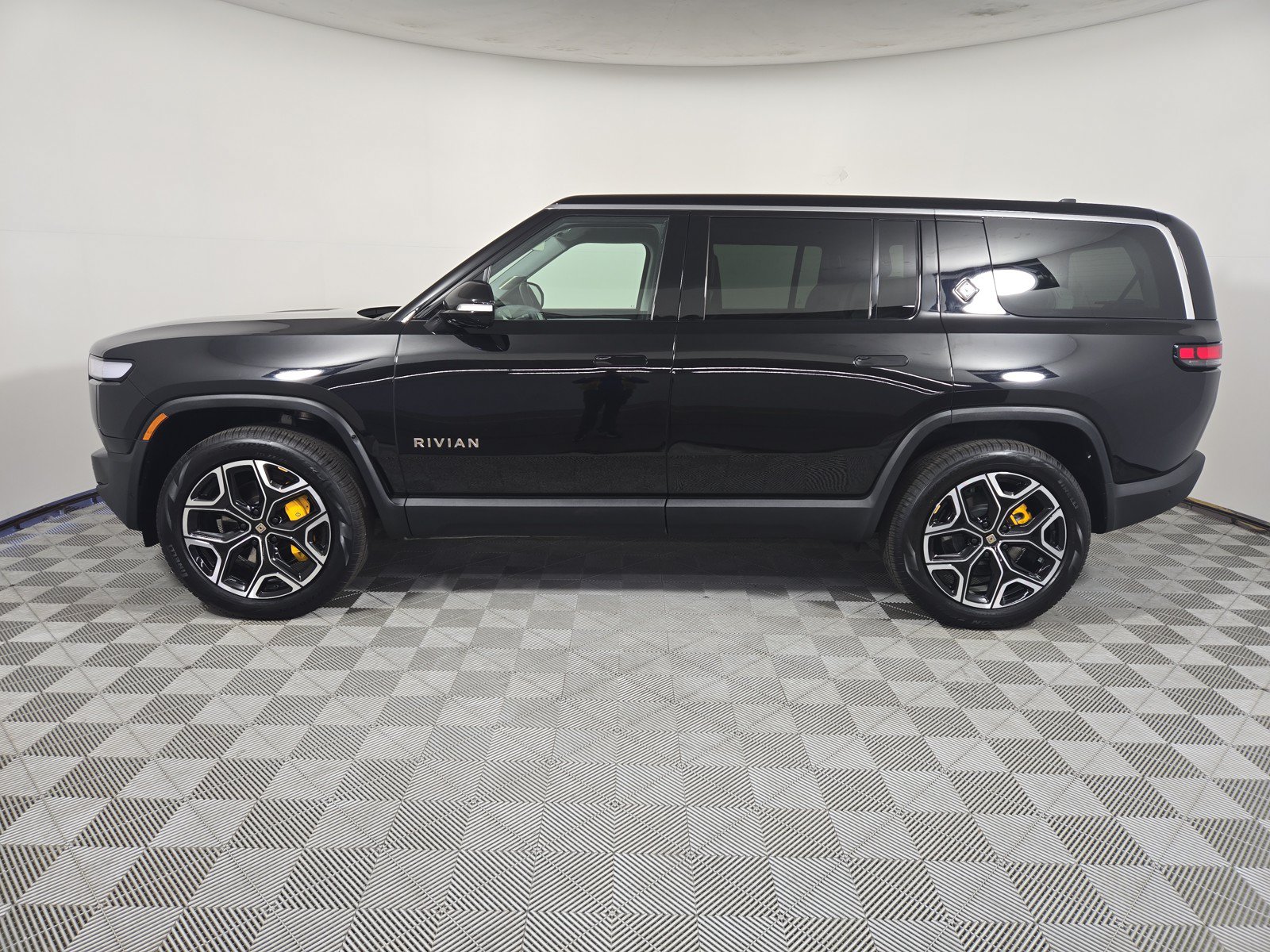 Used 2024 Rivian R1S Adventure AWD/4WD image 2