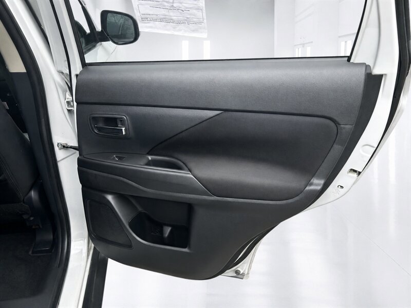 Used 2014 Mitsubishi Outlander ES FWD image 36