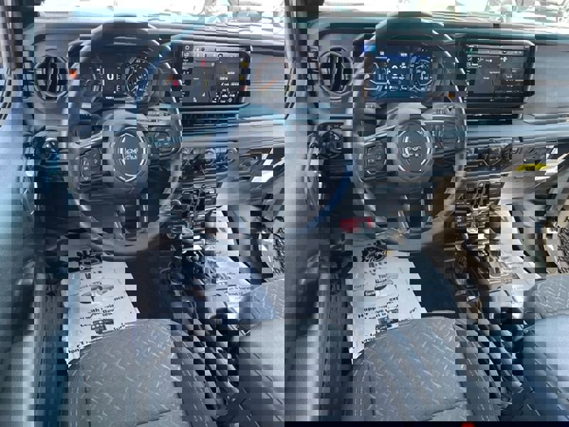 Used 2024 Jeep Gladiator Mojave w/ Technology Group image 9