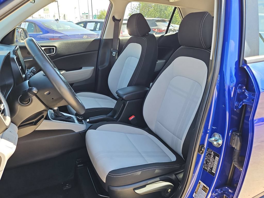Used 2025 Hyundai Venue SEL FWD image 25