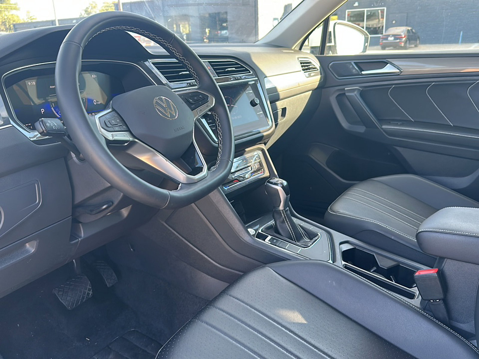 Used 2024 Volkswagen Tiguan SE w/ Panoramic Sunroof Package image 12