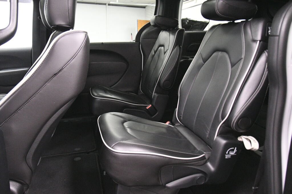 Used 2025 Chrysler Pacifica Limited FWD image 22