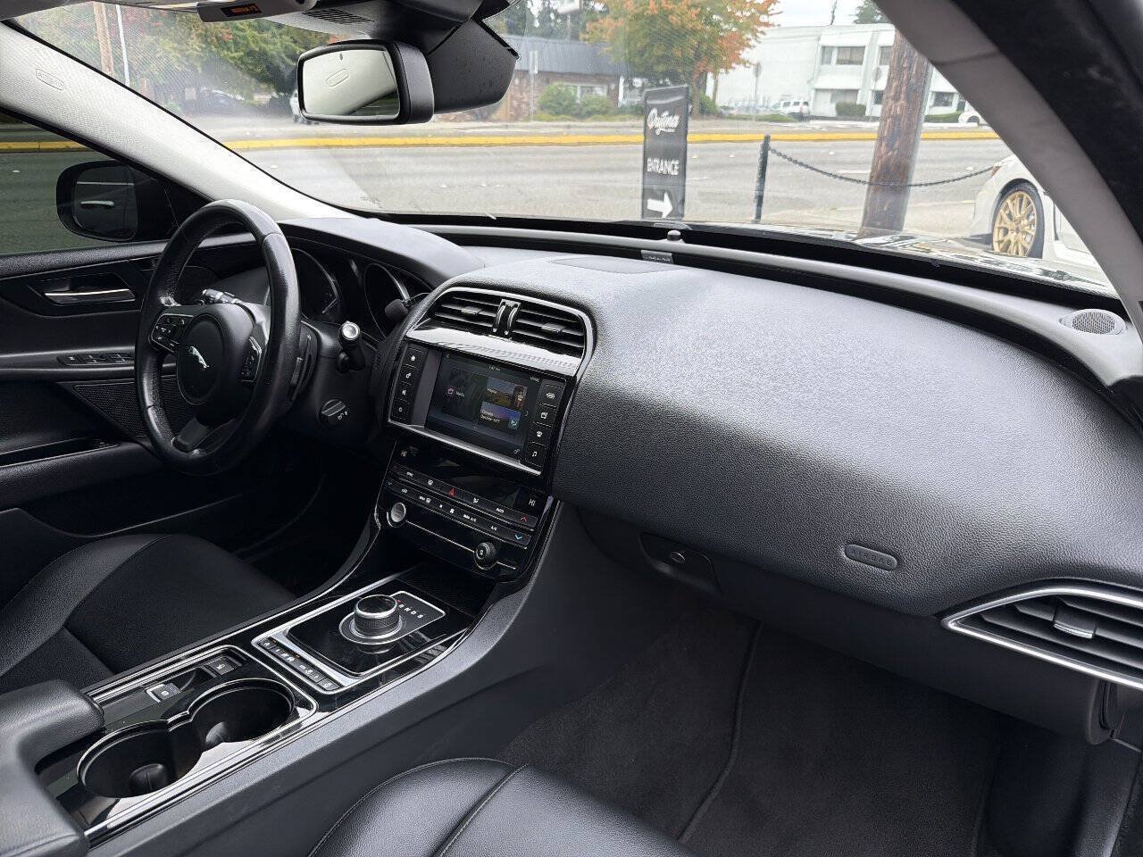 Used 2017 Jaguar XE RWD image 17