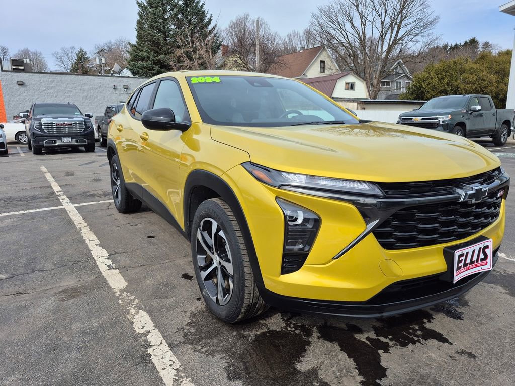 Used 2024 Chevrolet Trax RS w/ Sunroof Package image 3